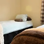 Shirley House 4, Guest House, Fully Equipped Kitchen With Fridge, Washer, Dryer, Self Catering, Self Check In, Great For Contractors, 5 Min To Bat, 20 Min To Fawley Refinery, Close To Southampton Central, Ideal For Longer Stays