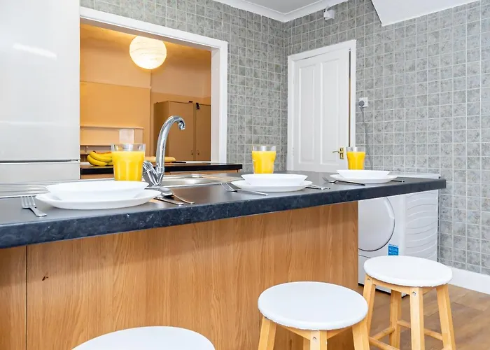 Shirley House 4, Guest House, Fully Equipped Kitchen With Fridge, Washer, Dryer, Self Catering, Self Check In, Great For Contractors, 5 Min To Bat, 20 Min To Fawley Refinery, Close To Southampton Central, Ideal For Longer Stays